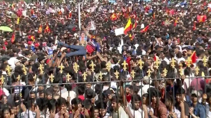 Croud1