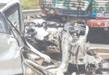 லாரி மீது கார் மோதியதில் பெண் உட்பட 3 பேர் உயிரிழப்பு