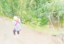 நிலச்சரிவு நடந்த பகுதிக்கு ஜிப்லைனில் சென்ற டாக்டர்