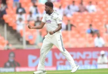 பந்தின் தையலை வித்தியாசமாகப் பயன்படுத்திய சிராஜ்