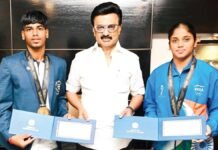 அபினேஷ், கார்த்திகாவுக்கு தலா ரூ.25 லட்சம்