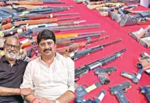 200 வகை துப்பாக்கிகளுக்கு ஆயுத பூஜை செய்த உ.பி. எம்எல்ஏ