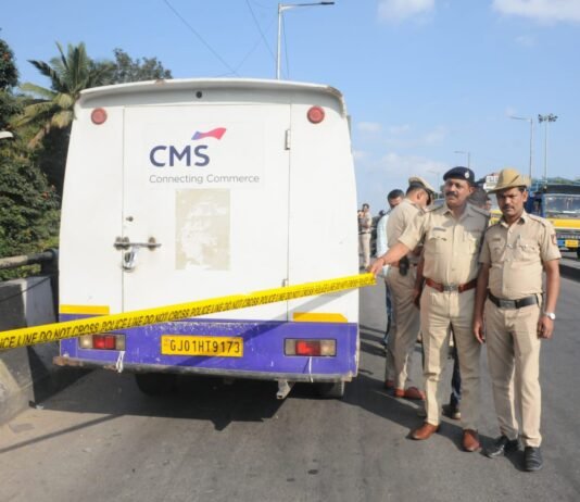 பெங்களூரில் பட்டப் பகலில்நடு ரோட்டில் சினிமா பாணியில் ரூ.7 கோடி கொள்ளை