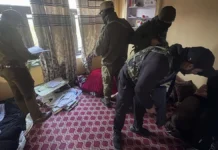 காஷ்மீரின் குல்காம் பகுதியில் 200 இடங்களில் சோதனை