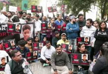 பள்ளி முன் பெற்றோர் போராட்டம்