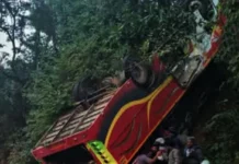 பள்ளத்தாக்கில் பஸ் கவிழ்ந்து 9 பேர் சாவு