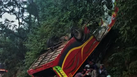 பள்ளத்தாக்கில் பஸ் கவிழ்ந்து 9 பேர் சாவு