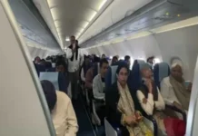 விமானத்தில் 4 மணி நேரம் தவித்த கர்நாடக அமைச்சர்கள் எம்எல்ஏக்கள்