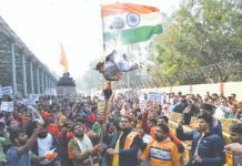 வங்கதேச தூதரகங்கள் முன்பு போராட்டம்