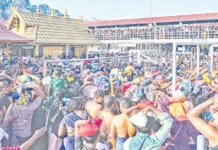 சபரிமலையில் ஐயப்பனுக்கு தங்க அங்கி அணிவிப்பு