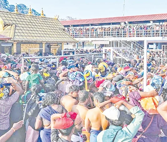 சபரிமலையில் ஐயப்பனுக்கு தங்க அங்கி அணிவிப்பு