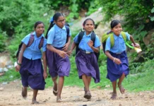 பள்ளி மாணவர்களுக்கு ஷூக்களுக்கு பதிலாக செருப்புகள்