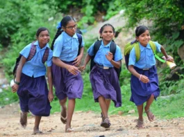 பள்ளி மாணவர்களுக்கு ஷூக்களுக்கு பதிலாக செருப்புகள்