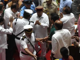 உரை வாசிக்காமல் கவர்னர் வெளிநடப்பு