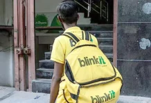 பால்கனியில் சிக்கிய இரு நண்பர்கள்: பிளிங்கிட் ஊழியர் மூலம் மீட்பு