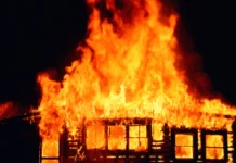 விற்பனை நிலையம் தீப்பிடித்து கார்கள் எரிந்து நாசம்