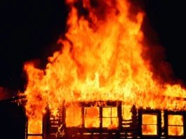 தம்பி வீட்டிற்கு தீ: அண்ணன் உடல் கருகியது