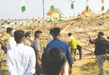 கர்நாடக முதல்வர் நிகழ்ச்சியில் கட் அவுட் சரிந்து 3 பேர் படுகாயம்