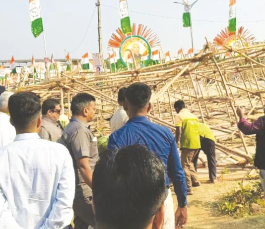 கர்நாடக முதல்வர் நிகழ்ச்சியில் கட் அவுட் சரிந்து 3 பேர் படுகாயம்