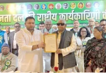 லாலு பிரசாத் யாதவ் முன்னிலையில் ஆர்ஜேடி செயல் தலைவரானார் தேஜஸ்வி