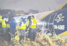 நேபாளத்தில் மயிரிழையில் உயிர் தப்பிய 55 விமான பயணிகள்