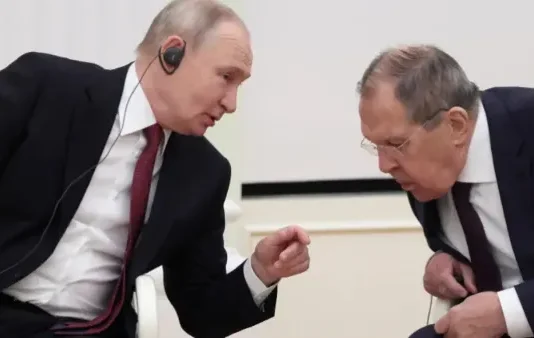 ஒரே மேஜையில் எதிரெதிரே ரஷ்ய-உக்ரைன்-அமெரிக்க அதிகாரிகள் பேச்சு