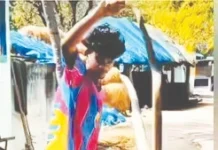 பாம்புடன் வீடியோ வெளியிடும் இளைஞர்கள்