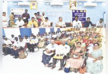 வகுப்பறையின் பின் நின்று தம் அடிக்கும் மாணவர்கள்; புலம்பிய ஆசிரியர்கள்