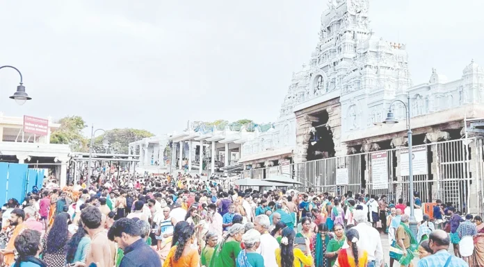 பொங்கல் பண்டிகை: திருச்செந்தூரில் குவியும் பாதயாத்திரை பக்தர்கள்