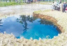 கண்ணாடி தண்ணீரை அள்ளி குடித்த இந்தோனேஷிய மக்கள்