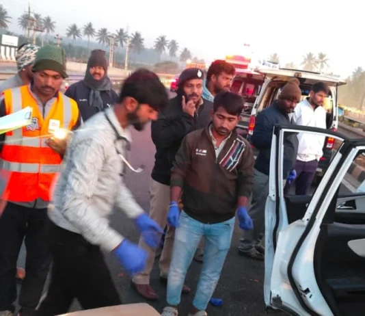 கோர விபத்து: 6 மாணவர்கள் பலி