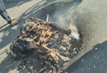 லாரி மோதி தீப்பிடித்து எரிந்த மோட்டார் சைக்கிள் 2 பேர் பலி