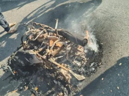 லாரி மோதி தீப்பிடித்து எரிந்த மோட்டார் சைக்கிள் 2 பேர் பலி