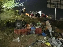 டிராக்டர் கவிழ்ந்து 4 பேர் பலி 10 பேர் காயம்