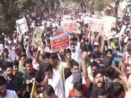 மாணவர்கள் மாபெரும் போராட்டம்