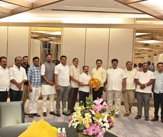 டி.கே.சிவகுமார் ஆதரவு எம்எல்ஏக்கள் ஆலோசனை – 35 பேர் பங்கேற்பு