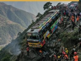 ஆற்றுக்குள் கவிழ்ந்த பஸ்- 18 பேர் உயிரிழப்பு