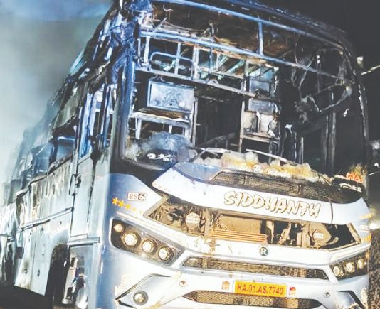 தீ பற்றி எரிந்த பஸ் – 40 பயணிகள் உயிர் தப்பினர்