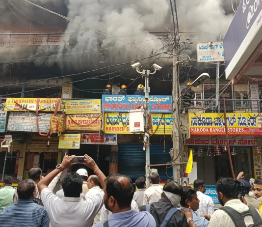 பெங்களூர் வணிக வளாகத்தில் தீ விபத்து