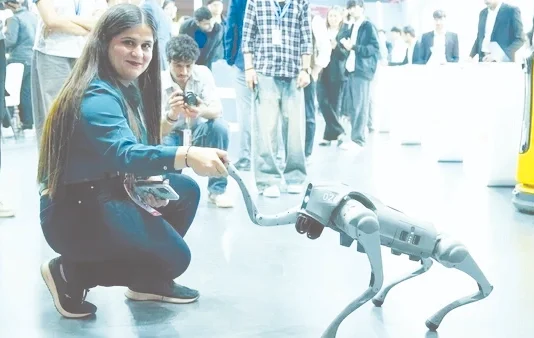 மோடி பங்கேற்ற ஏஐ மாநாட்டில் சீன ரோபோ