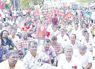 டாஸ்மாக் பணியாளர்கள் 2-வது நாளாக போராட்டம்