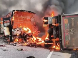 பஸ் பற்றி எரிந்து 10 பயணிகள் உயிரோடு தகனம்