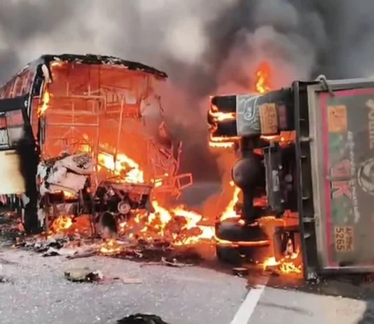 பஸ் பற்றி எரிந்து 10 பயணிகள் உயிரோடு தகனம்