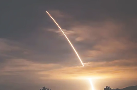 அணு குண்டுகளை சுமந்து செல்லும் அமெரிக்காவின் ஏவுகணை சோதனை