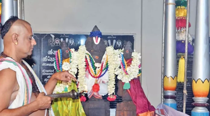 12 ஆண்டுகளுக்கு பிறகு பாதாள அறையில் இருந்து வெளியே வந்த அத்திவரதர்