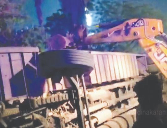 டெல்லியில் டபுள் டெக்கர் பேருந்து கவிழ்ந்து 2 பேர் உயிரிழப்பு: 23 பேர் படுகாயம்