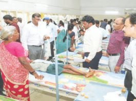 உணவில் பல்லி விழுந்ததில் 44 குழந்தைகள் பாதிப்பு : 3 பேர் சஸ்பெண்ட்