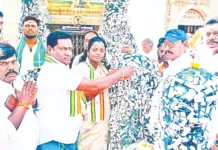 ‘எங்க எம்எல்ஏ-வுக்கு சீட் கிடைக்கக் கூடாது’ – கோயிலில் கடலூர் காங்கிரசார் வேண்டுதல்