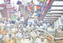 நாடு முழுவதும் காஸ் சிலிண்டர் தட்டுப்பாடு: பிரதமர் மோடி அவசர ஆலோசனை