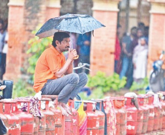 நாடு முழுவதும் எரிவாயு சிலிண்டர் தட்டுப்பாடு தீவிரம் அடைகிறது